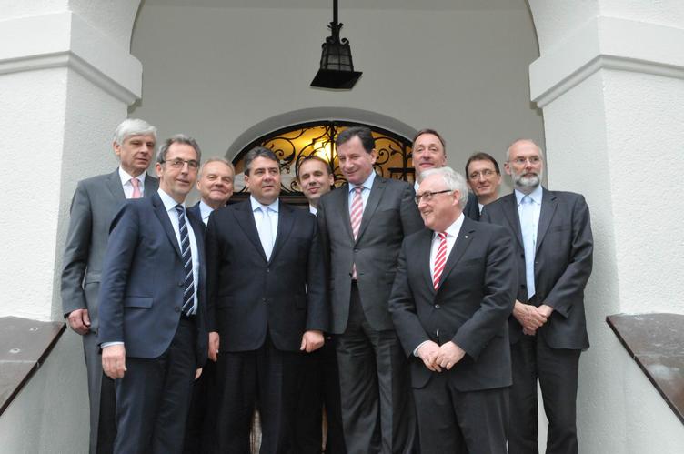 Bild vergrößern: GETEC bei Energiedialog in polnischer Botschaft, Gruppenbild mit Bundeswirtschaftsminister Gabriel