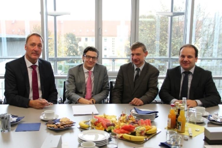 Bild vergrößern: GETEC und VERBUND unterzeichnen Vertrag (2014)