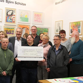 Bild vergrößern: Michael Lowak berreicht den Scheck ber 2500 an den Kunstverein Zinnober e.V.