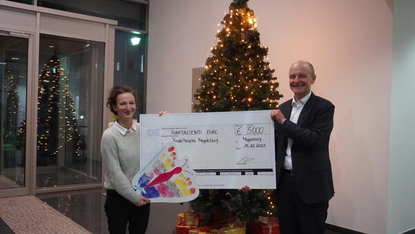 Bild vergrößern: GETEC Group CEO Pierre-Alain Graf überreicht den Spendenscheck an Hospizleiterin Franziska Höppner